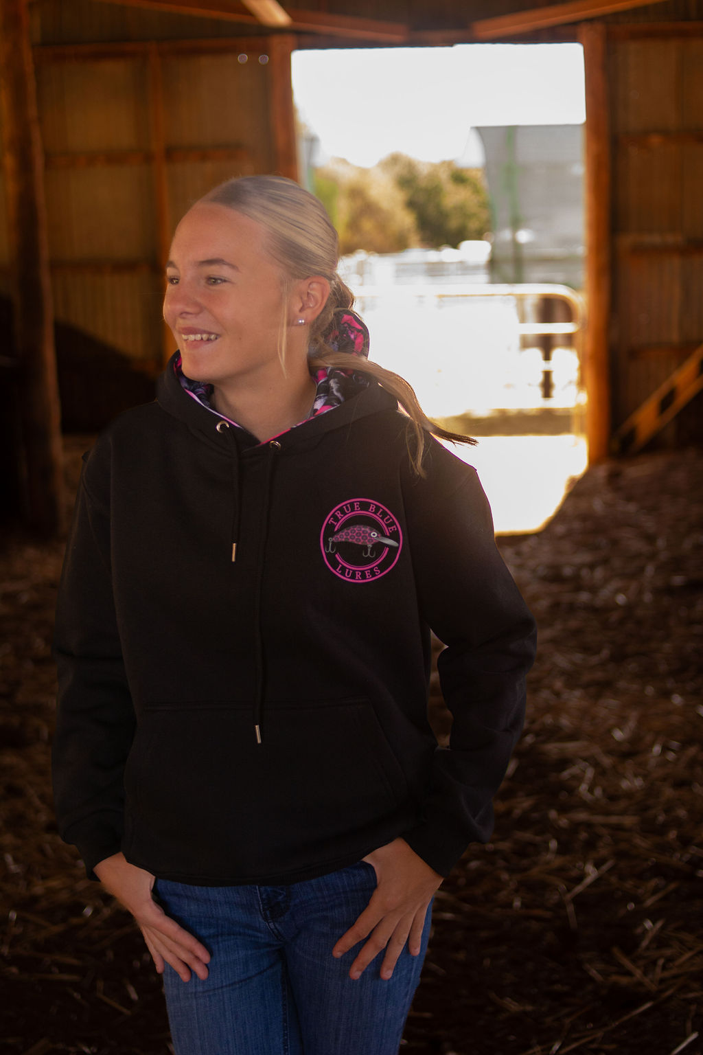 TRUE BLUE LURES HOODIES - BLACK/PINK PIG CHASING